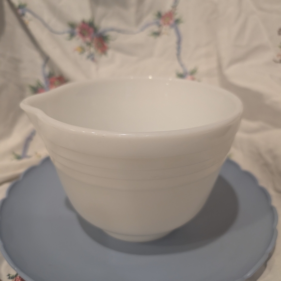 Pyrex White Mixing Bowl - Picture 3 of 8